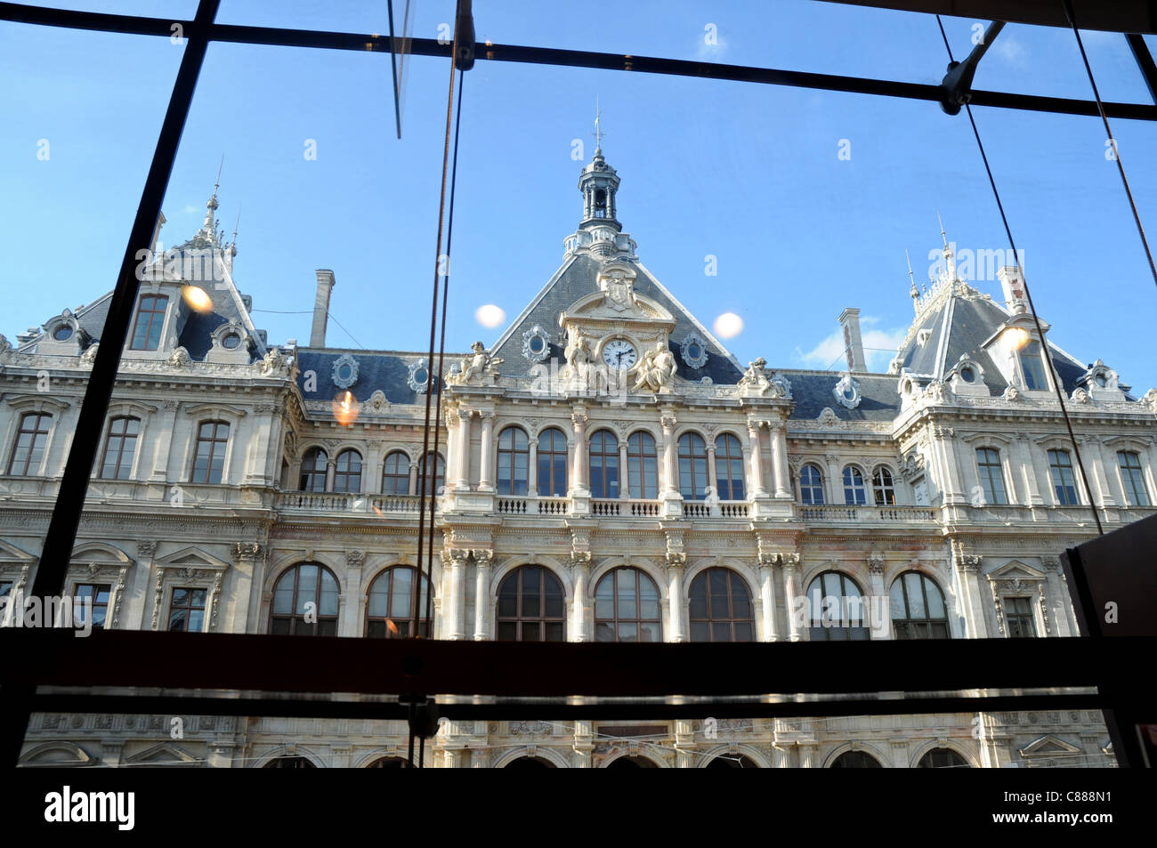 Palais de la Bourse o Palais du Commerce visto da Monoprix Le Grand Bazar shopping center a Place des Cordelier a Lione Foto Stock