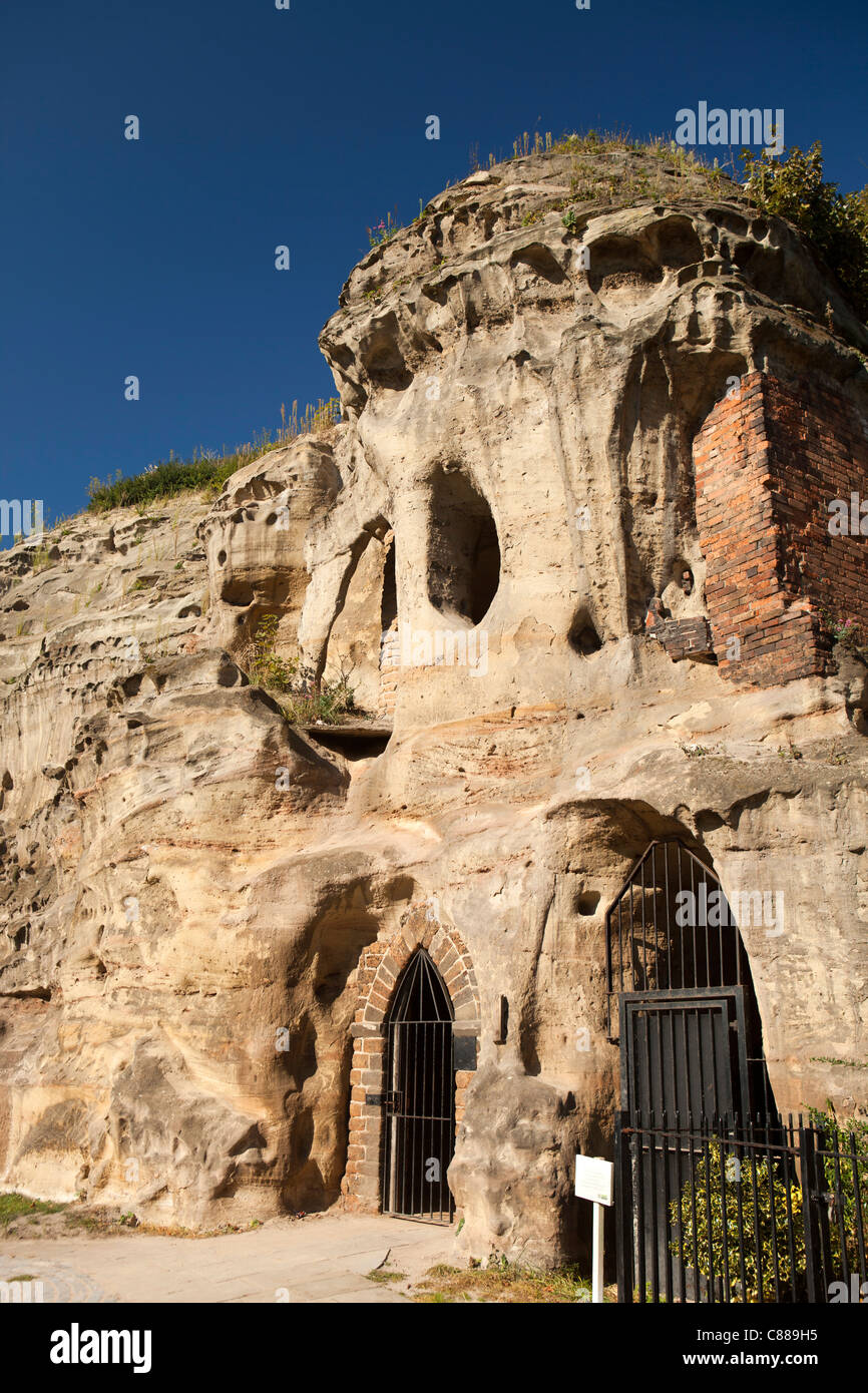 Regno Unito, Nottinghamshire, Nottingham, vecchi tini di filtrazione cantiere Grotte di arenaria nella rupe del castello di seguito Foto Stock