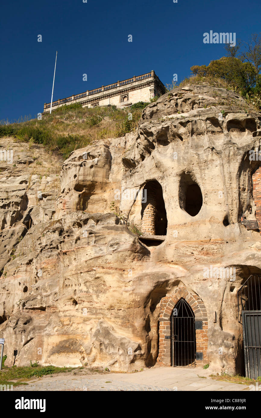 Regno Unito, Nottinghamshire, Nottingham, vecchi tini di filtrazione cantiere Grotte di arenaria nella rupe del castello di seguito Foto Stock
