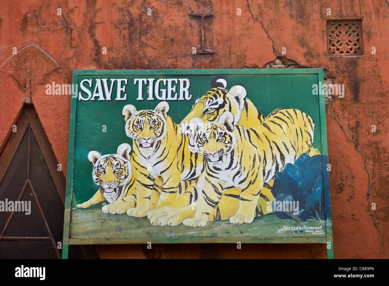 Salvare Tiger poster a Ranthambhore Parco nazionale di riserva della tigre, Rajasthan, India settentrionale Foto Stock