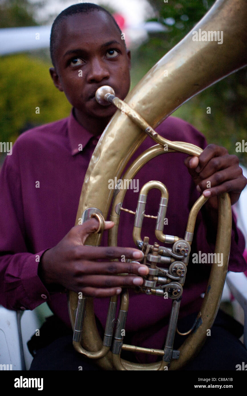 Una tuba giocatore esegue a un matrimonio al di fuori di Arusha, Tanzania Africa Orientale. Foto Stock