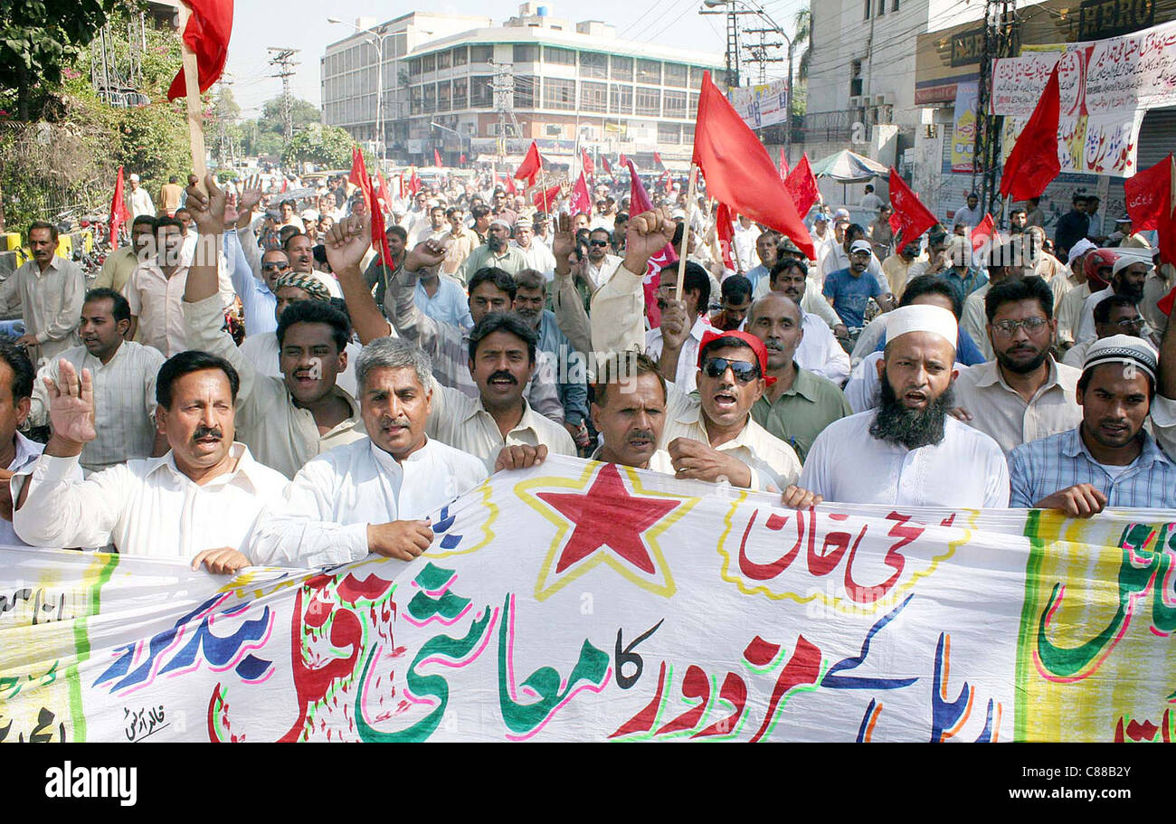 I sostenitori dei lavoratori delle ferrovie Unione gridare slogan in favore delle loro richieste durante una manifestazione di protesta Foto Stock