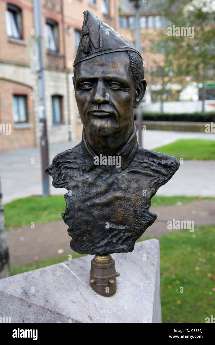 No pasaran Brigate internazionali scultura commemorativa da Anto Brennan in piazza scrittori Belfast City Centre Foto Stock