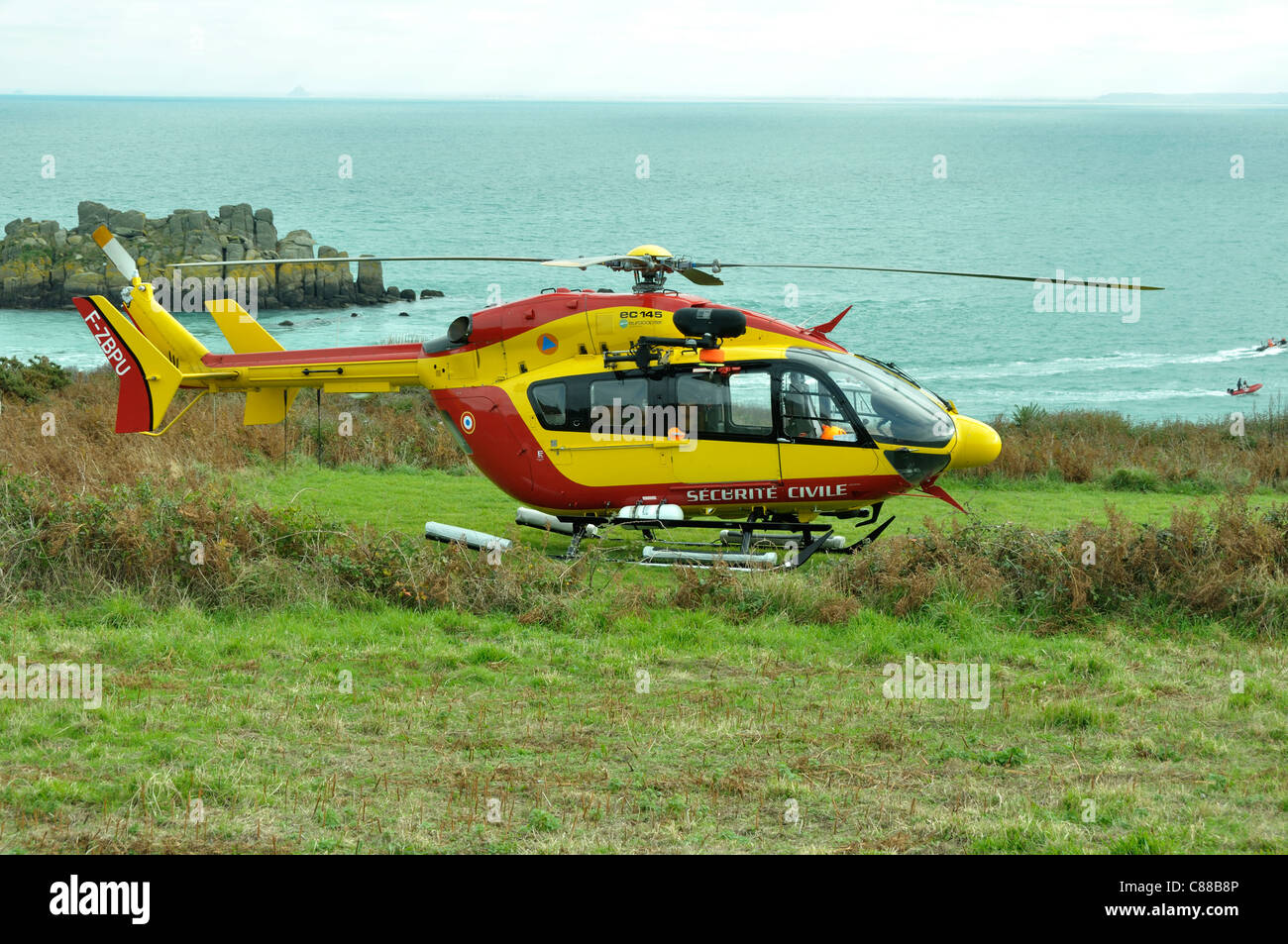 Elicottero del francese la protezione civile A la Pointe du Grouin, all'inizio della Route du Rhum (Brittany, Francia). Foto Stock