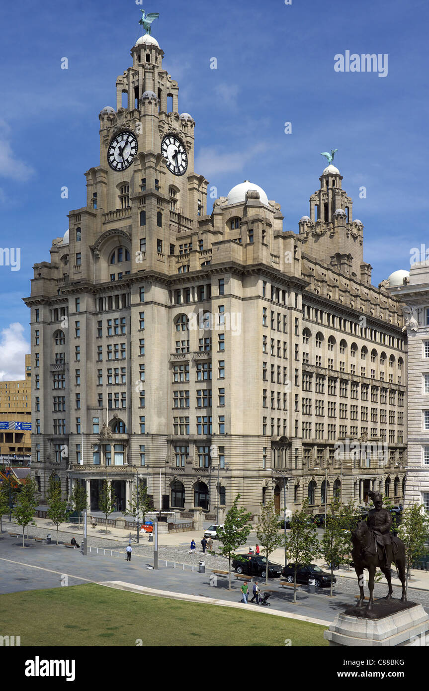 Royal Liver Building, fegato uccelli, Liverpool, in Inghilterra, Regno Unito, Gran Bretagna, con una statua di Re Edoardo V11 in primo piano. Foto Stock