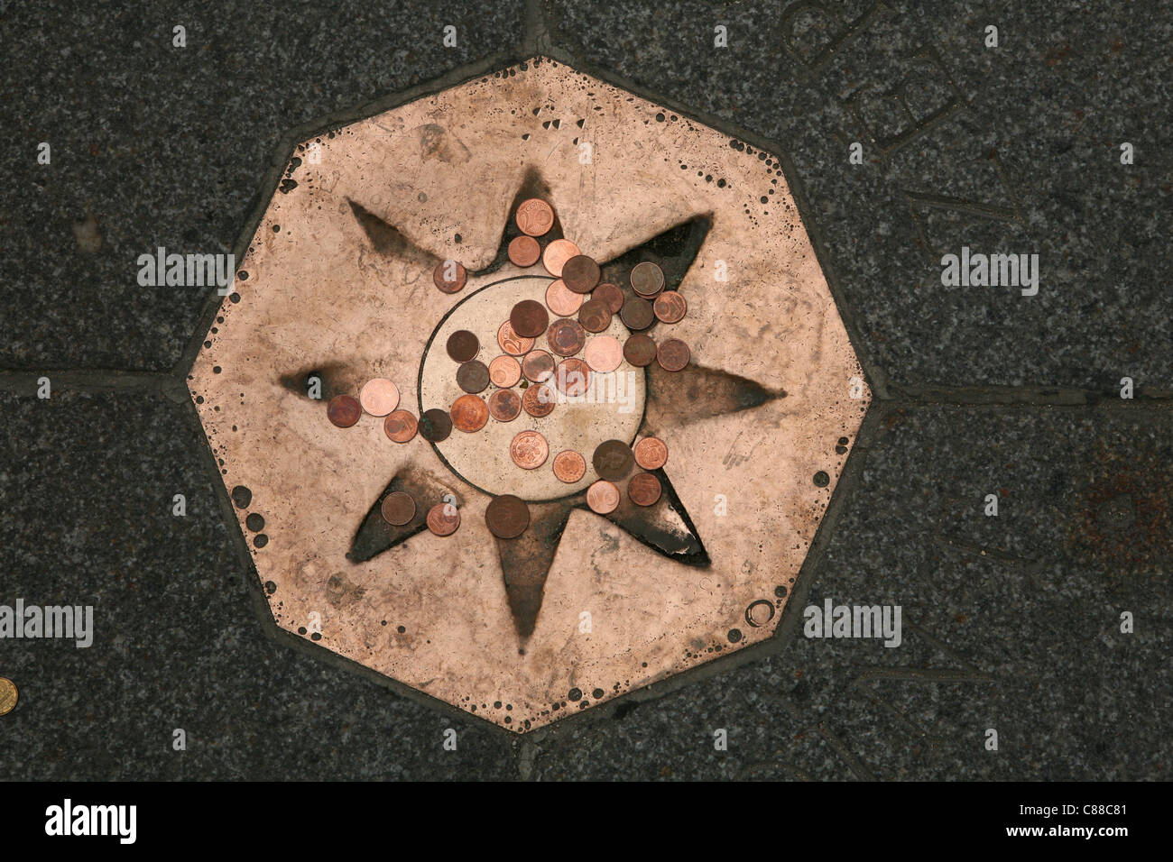 Chilometro zero delle autostrade nazionali francesi di fronte a Notre Dame de Paris a Parigi, Francia. Foto Stock