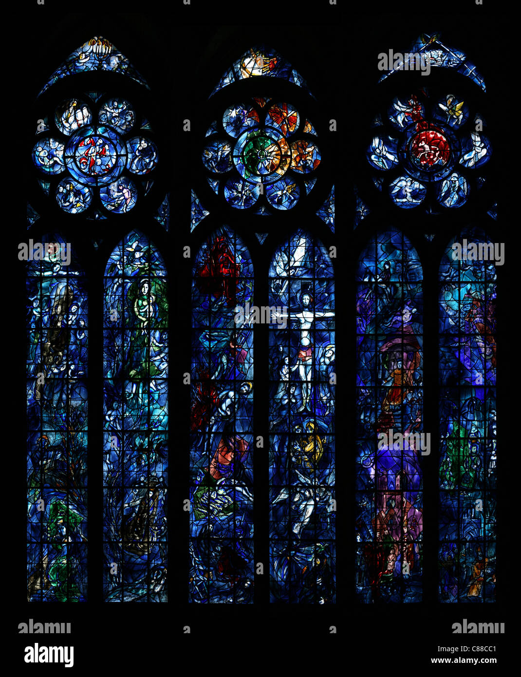 Le vetrate di Chagall marzo nella cattedrale di Notre Dame a Reims, Francia. Foto Stock