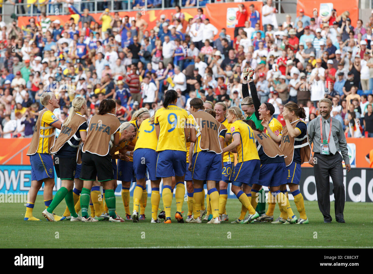 SINSHEIM, GERMANIA - 16 LUGLIO: Il team svedese festeggia dopo aver sconfitto la Francia nella partita del terzo posto della Coppa del mondo femminile alla Rhein Neckar Arena il 16 luglio 2011 a Sinsheim, Germania. Solo per uso editoriale. Uso commerciale vietato. (Fotografia di Jonathan Paul Larsen / Diadem Images) Foto Stock