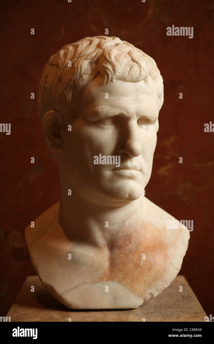 Roman busto in marmo di Marcus Vipsanius Agrippa in mostra al Museo del Louvre a Parigi, Francia. Il busto da ca. 25-24 BC romano di statista e generale Marcus Vipsanius Agrippa, che era anche il genero dell imperatore Augusto e il suocero dell'Imperatore Tiberio è stato scoperto in occasione del Forum di Gabii, Italia. Foto Stock