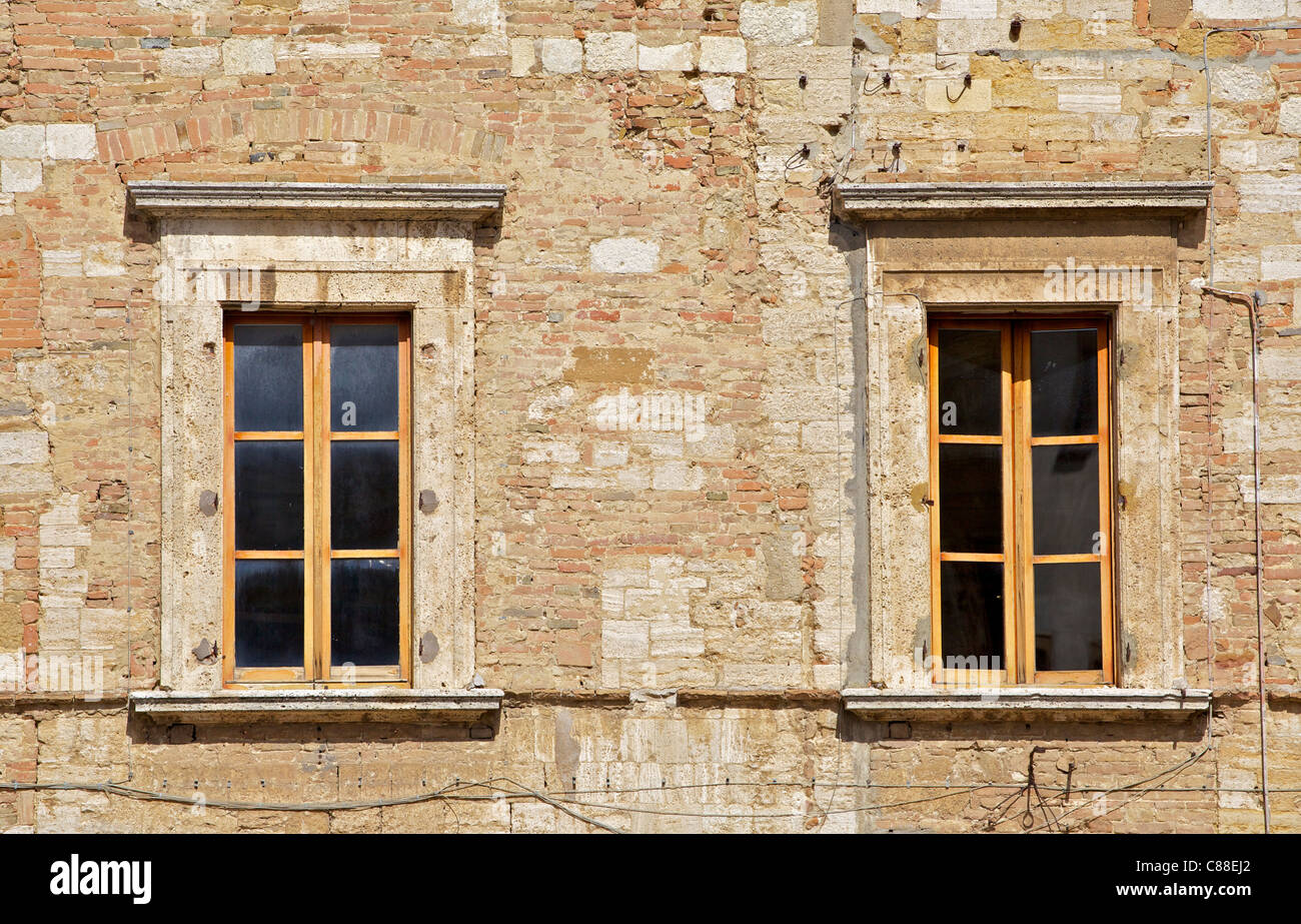 Due Weathered usurato in legno marrone Windows della Toscana Foto Stock