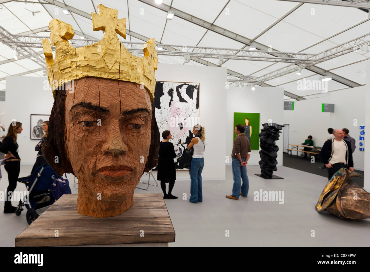 Stephan Balkenhol scultura König presso il fregio Art Fair 2011, Regent's Park, London, Regno Unito. Foto Stock