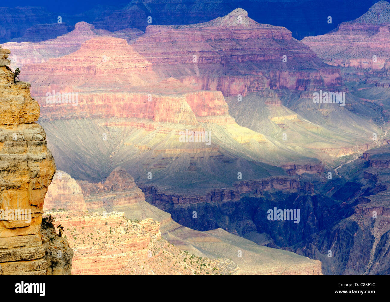 I bellissimi colori pastello del Grand Canyon South Rim in novembre Foto Stock
