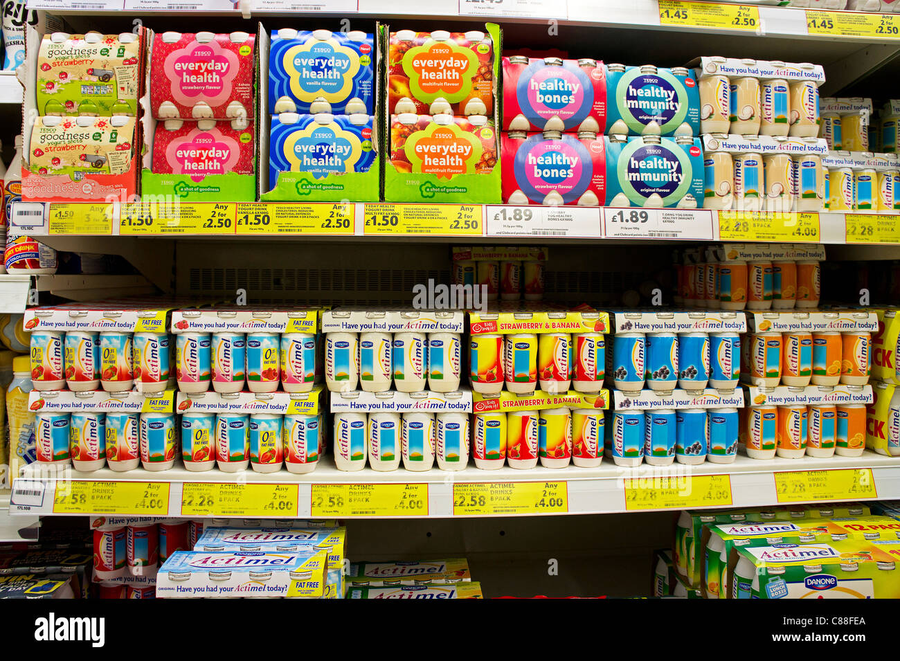 Probiotico e bevande per la salute in un supermercato Tesco, Regno Unito Foto Stock
