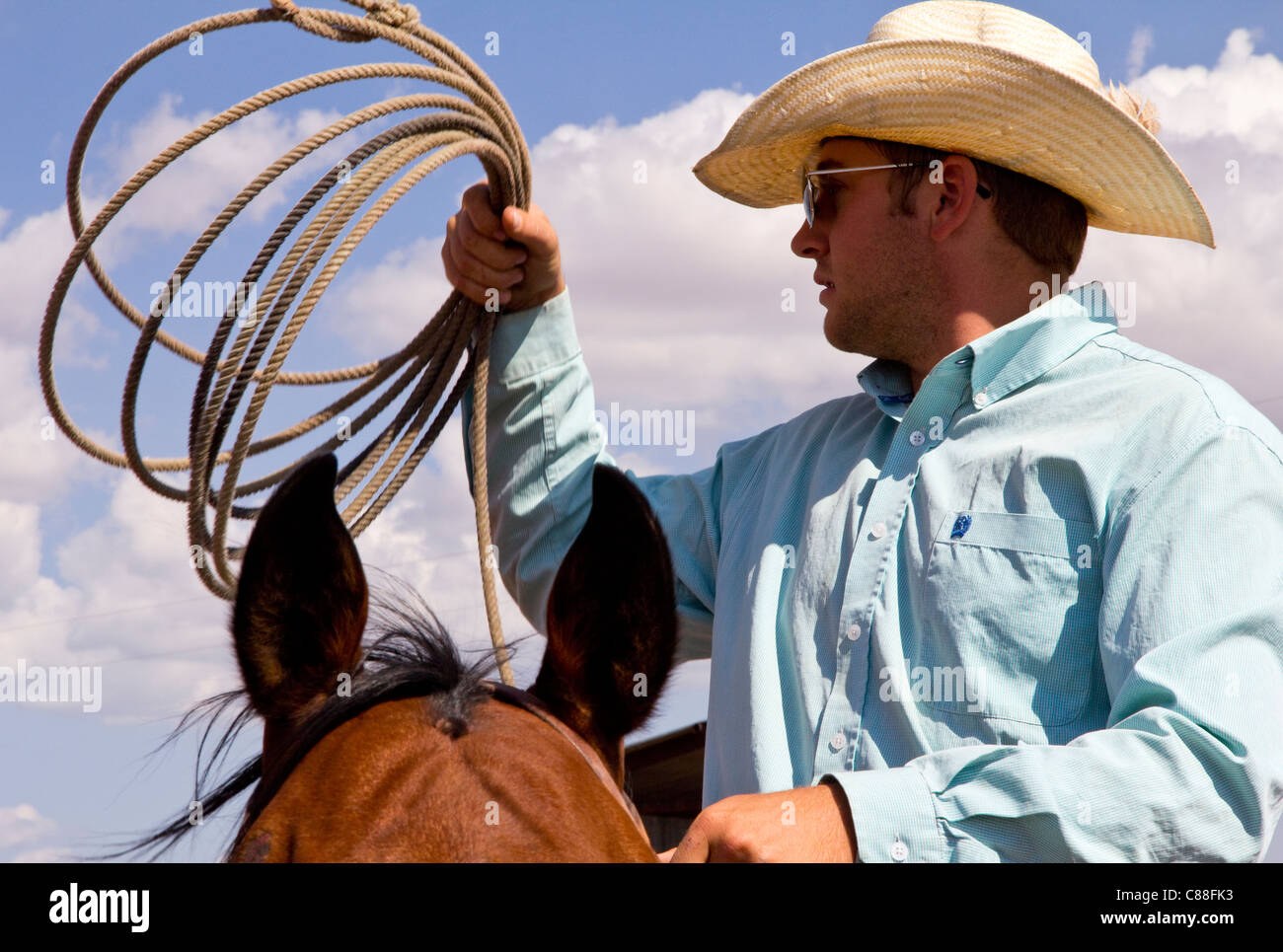 Allevatori locali in team come rodeo piloti ciascuno il weekend della Festa del Lavoro per competere nel Carrizozo Cowboy giorni rodeo, Carriozozo, NM. Foto Stock