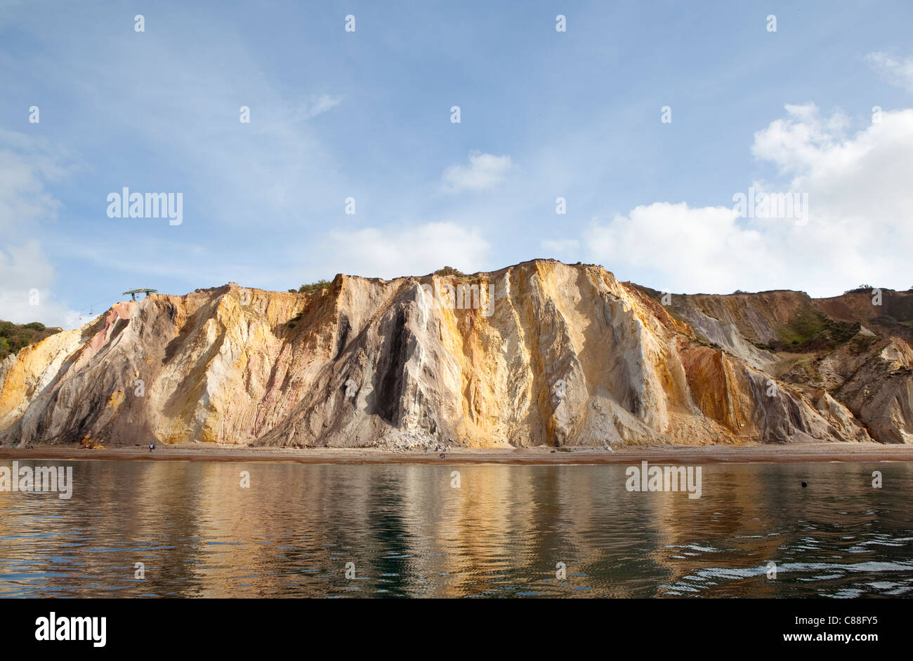 Allume Bay, Isola di Wight. Di interesse geologico e una attrazione turistica, la baia è nota per la sua multi-sabbia colorata scogliere. Foto Stock