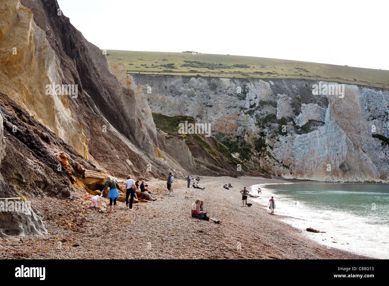 Allume Bay, Isola di Wight. Di interesse geologico e una attrazione turistica, la baia è nota per la sua multi-sabbia colorata scogliere. Foto Stock