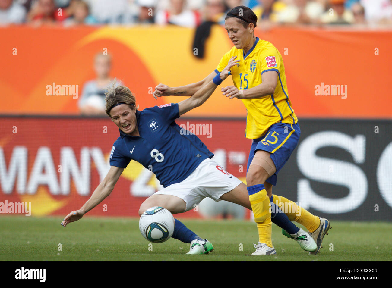 Sonia Bompastor di Francia (L) e Therese Sjogran di Svezia (R) gareggiano per il pallone durante il terzo posto della Coppa del mondo femminile 2011 alla Rhein Neckar Arena il 16 luglio 2011 a Sinsheim, Germania. Solo per uso editoriale. Uso commerciale vietato. Nessun push all'utilizzo del dispositivo mobile. (Fotografia di Jonathan Paul Larsen / Diadem Images) Foto Stock