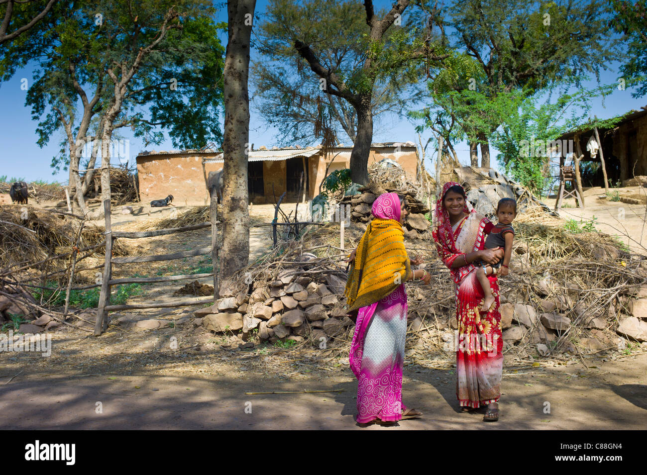 Gli abitanti di un villaggio indiano vicino Ranthambore in Rajasthan, India settentrionale Foto Stock