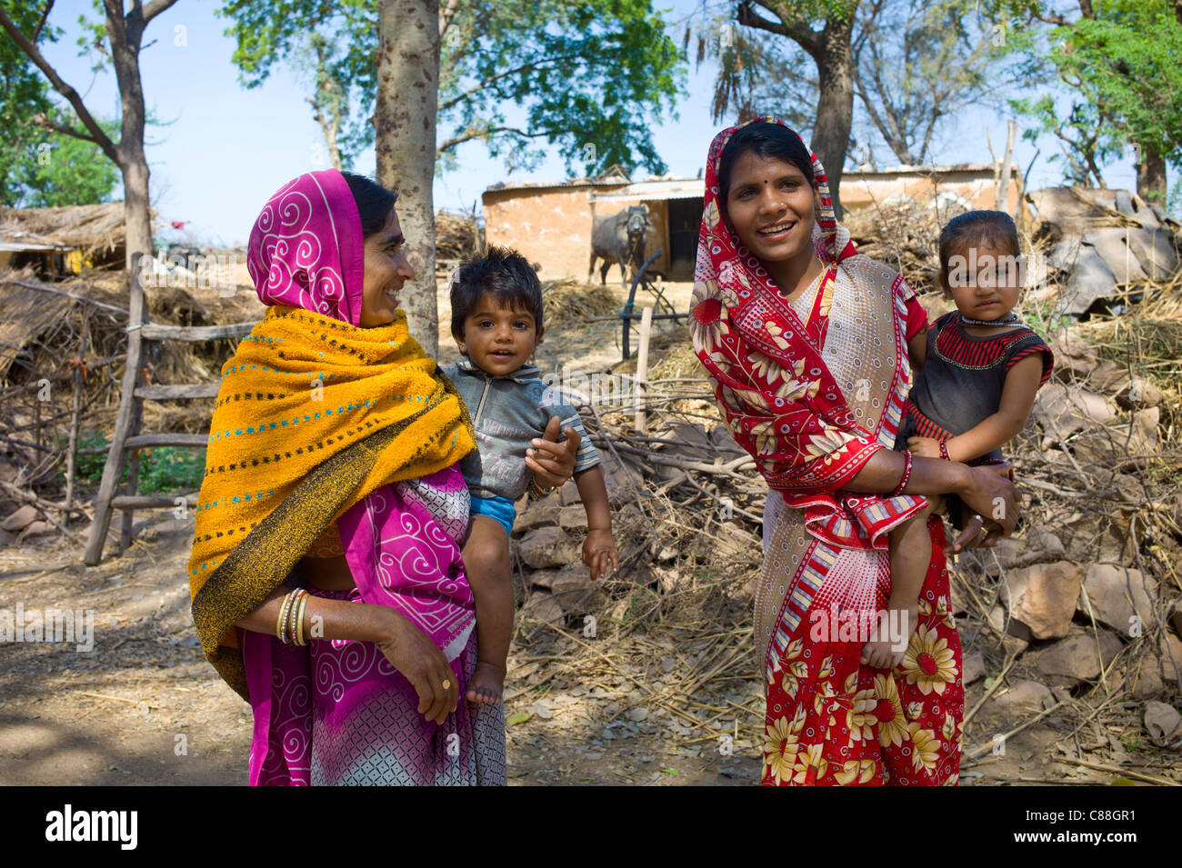 Gli abitanti di un villaggio indiano da fattoria vicino a smallholding Ranthambore in Rajasthan, India settentrionale Foto Stock