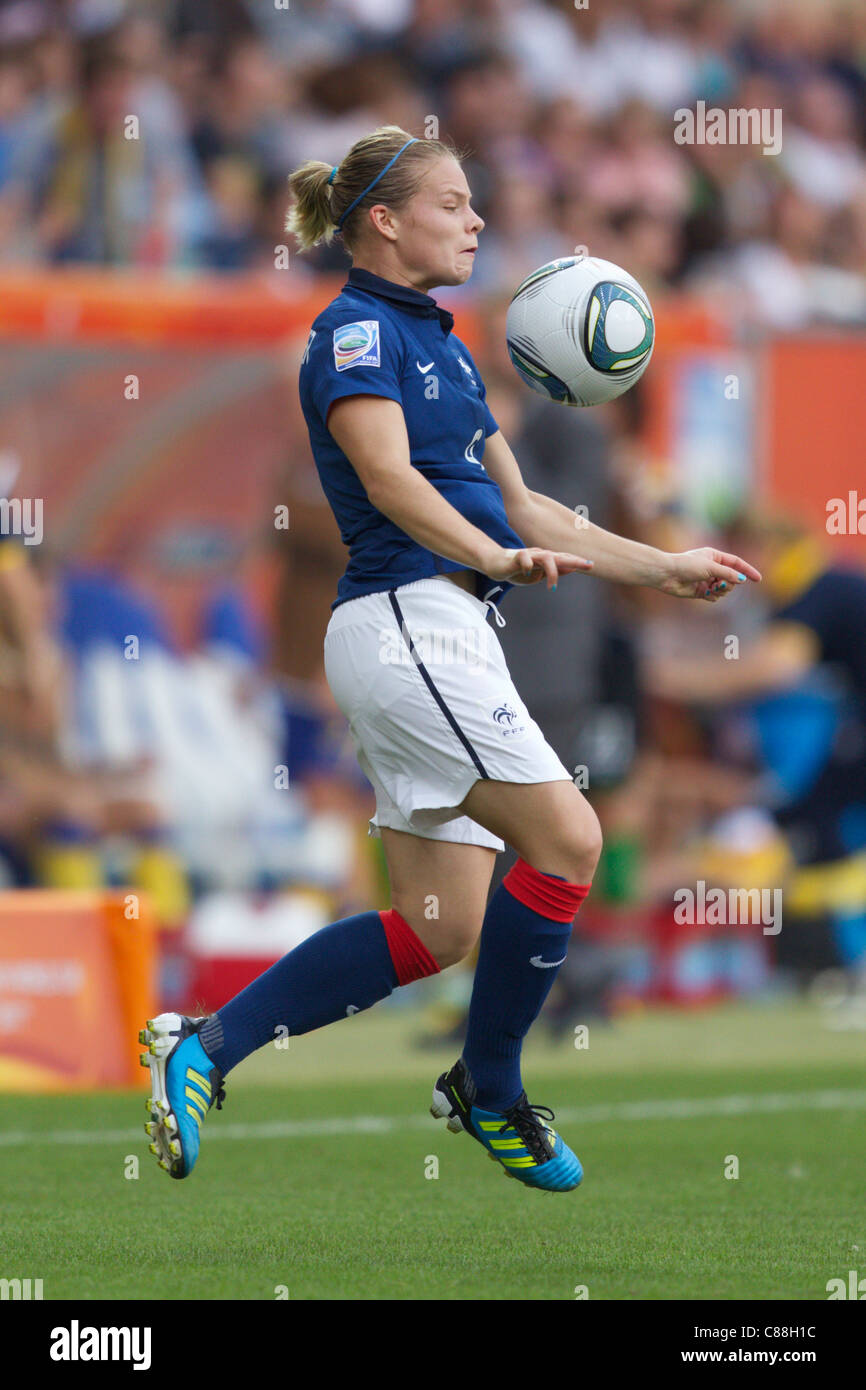 Eugenie Le Sommer di Francia porta la sfera verso il basso durante il 2011 FIFA Coppa del Mondo Donne terzo posto match contro la Svezia. Foto Stock