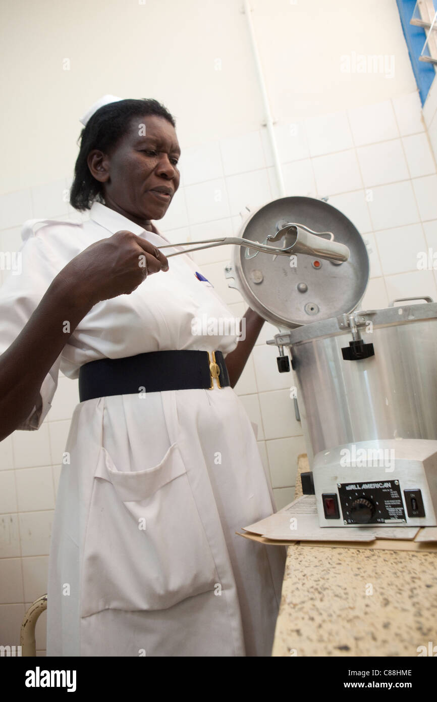Un infermiere utilizza una autoclave per la sterilizzazione di strumenti a livello regionale Mbale Referral Hospital in Mbale, Uganda orientale, Africa orientale. Foto Stock