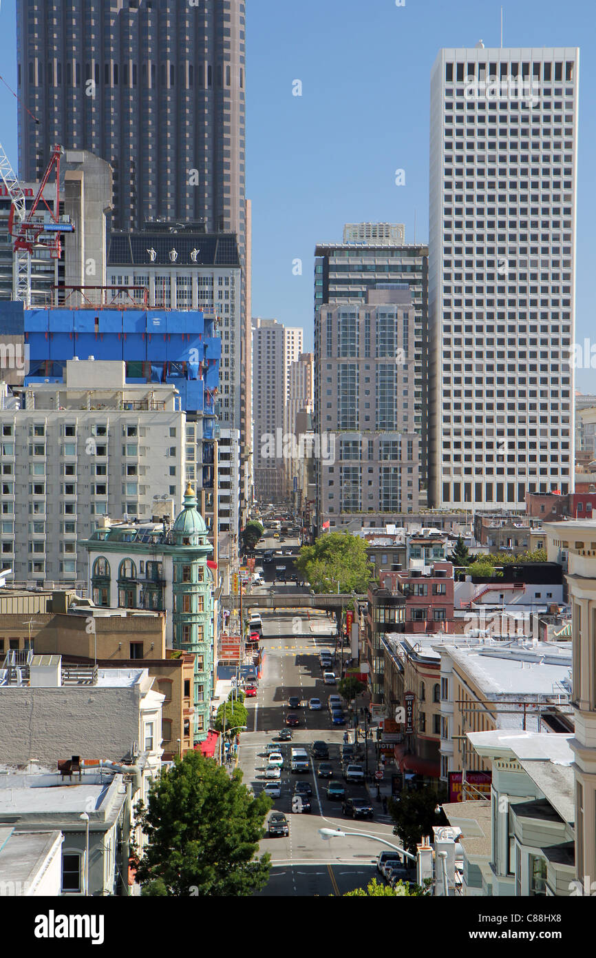 Guardando verso il basso Taylor Street, il centro cittadino di San Francisco, California, Stati Uniti d'America Foto Stock