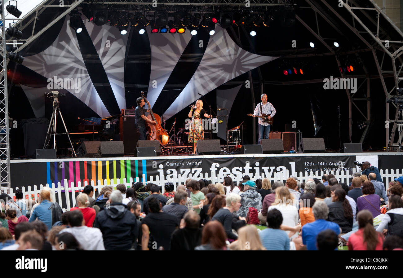 Jazz band sul palco al Canary Wharf Jazz Festival, Londra, Inghilterra, Regno Unito, GB. Foto Stock