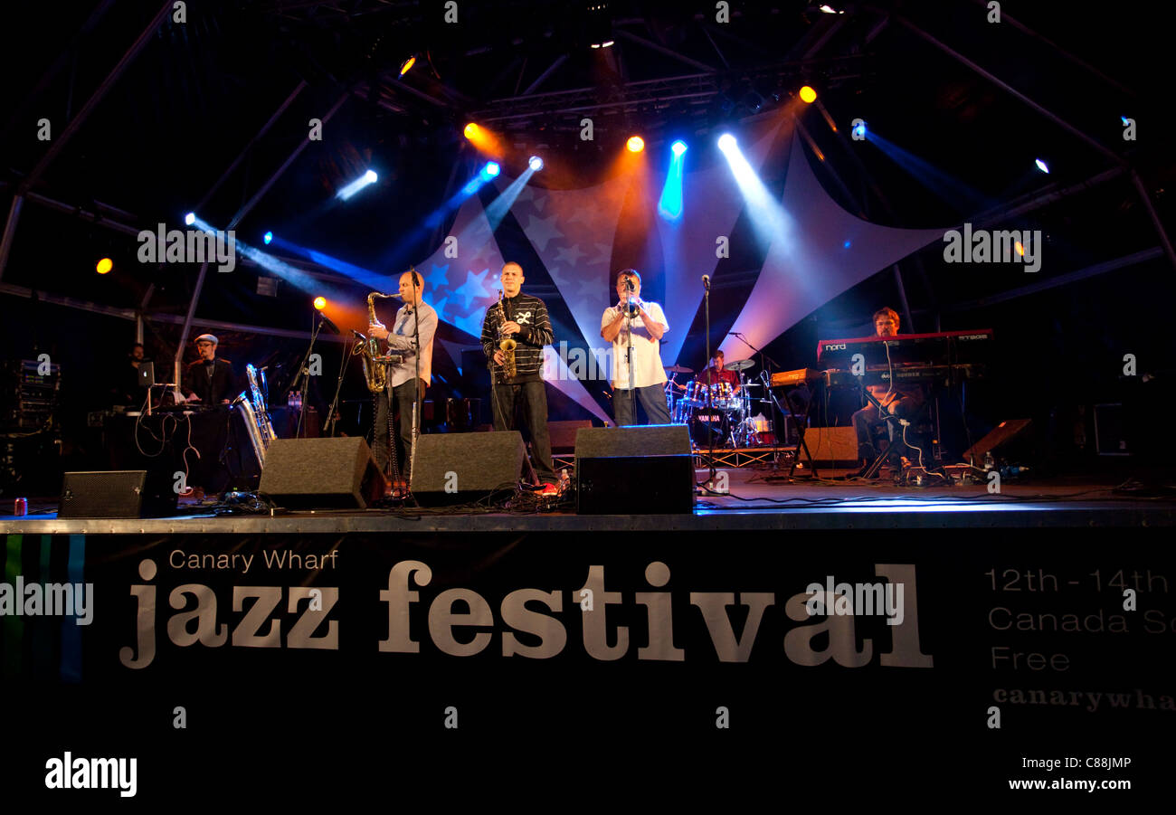 Jazz band sul palco al Canary Wharf Jazz Festival, Londra, Inghilterra, Regno Unito. Foto Stock