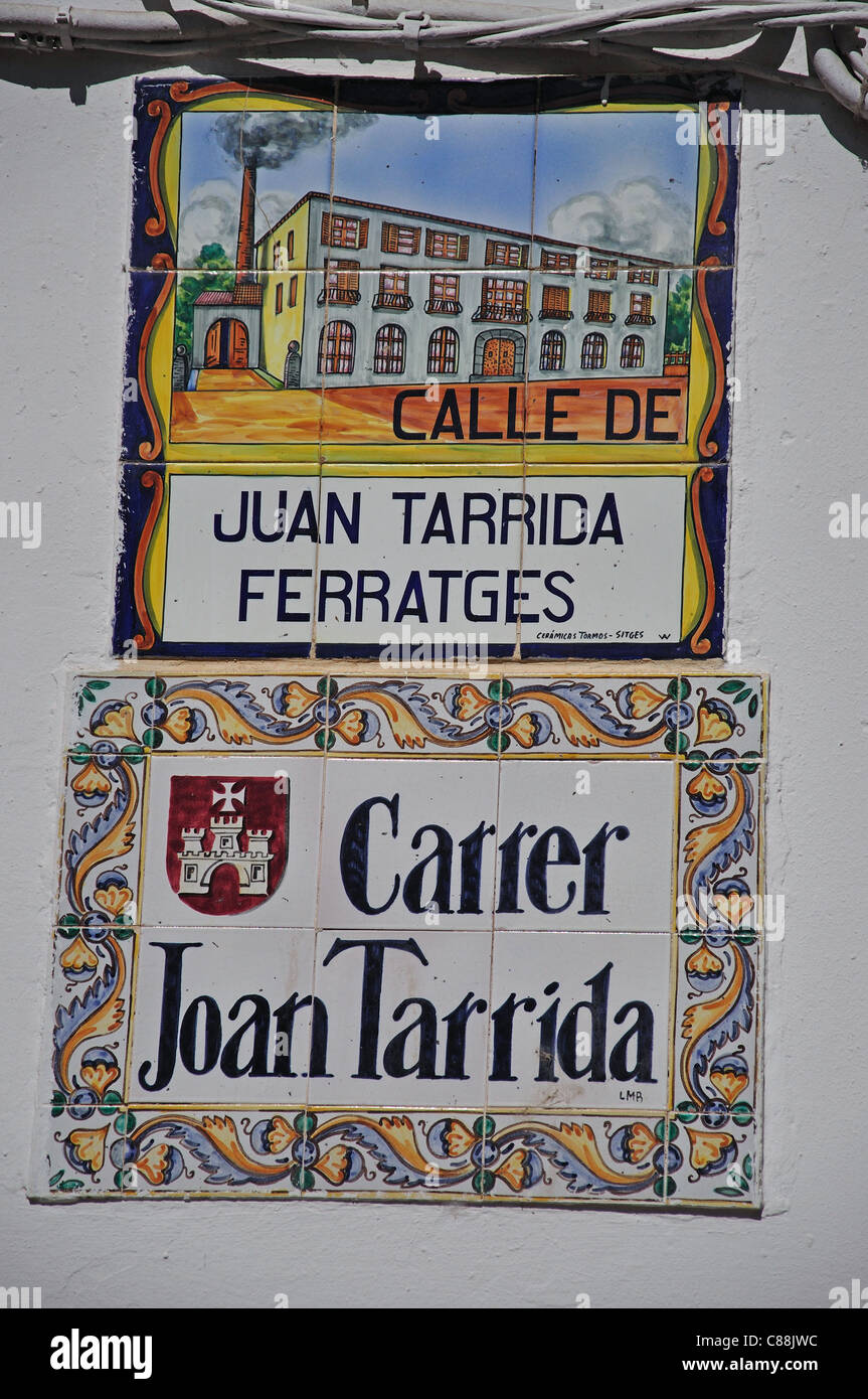 Ceramica segni di strada Carrer Joan Tarrida, Sitges, provincia di Barcelona, Catalogna, Spagna Foto Stock