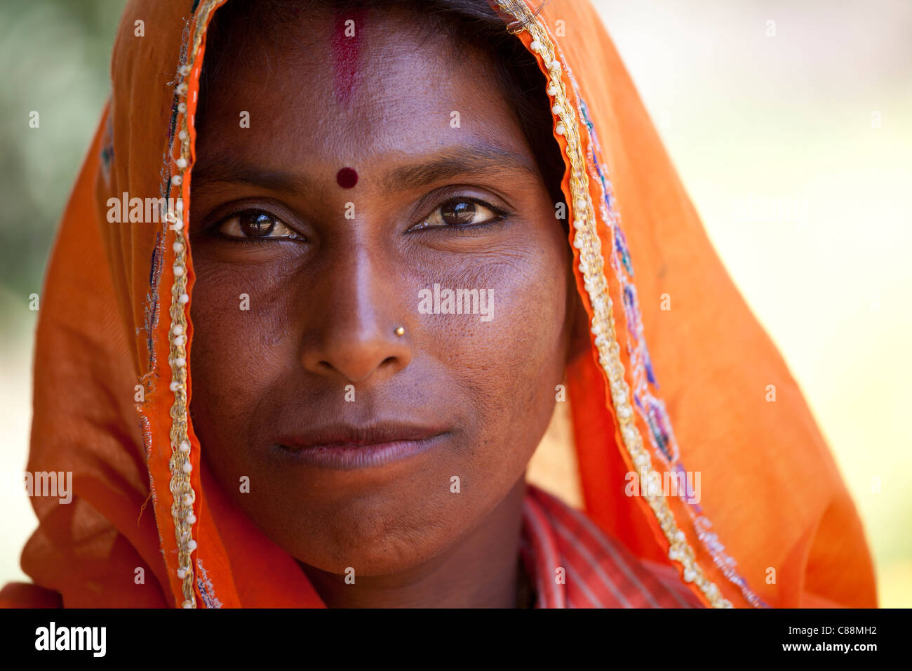 Donna indiana abitante a farm smallholding al Sawai Madhopur vicino Ranthambore in Rajasthan, India settentrionale Foto Stock