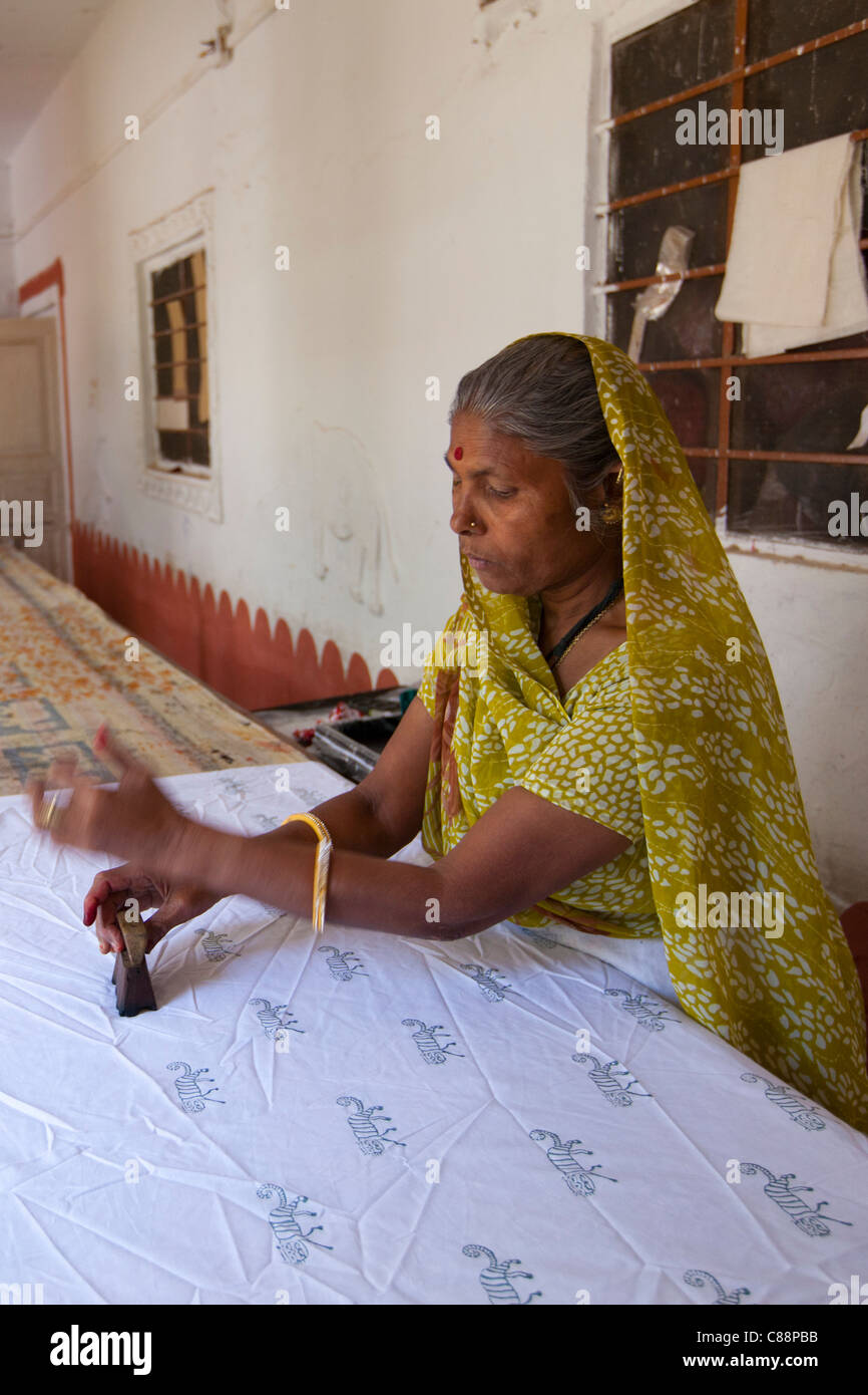 Donna indiana stampaggio tessuti a Dastkar dell'artigianato femminile co-operativa, il Ranthambore artigianale di progetto, nel Rajasthan, India Foto Stock
