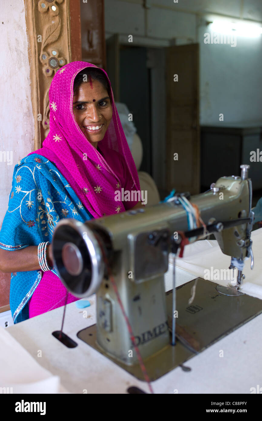 Donna indiana tessuti da cucire a Dastkar dell'artigianato femminile co-operativa, il Ranthambore artigianale di progetto, nel Rajasthan, India Foto Stock
