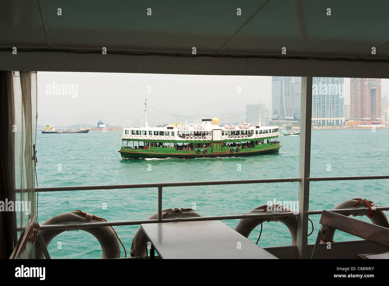 Il verde e bianco Star Ferry Boat linea celeste di servizio Star vela nel Porto Victoria a Kowloon Hong Kong Cina Asia Foto Stock