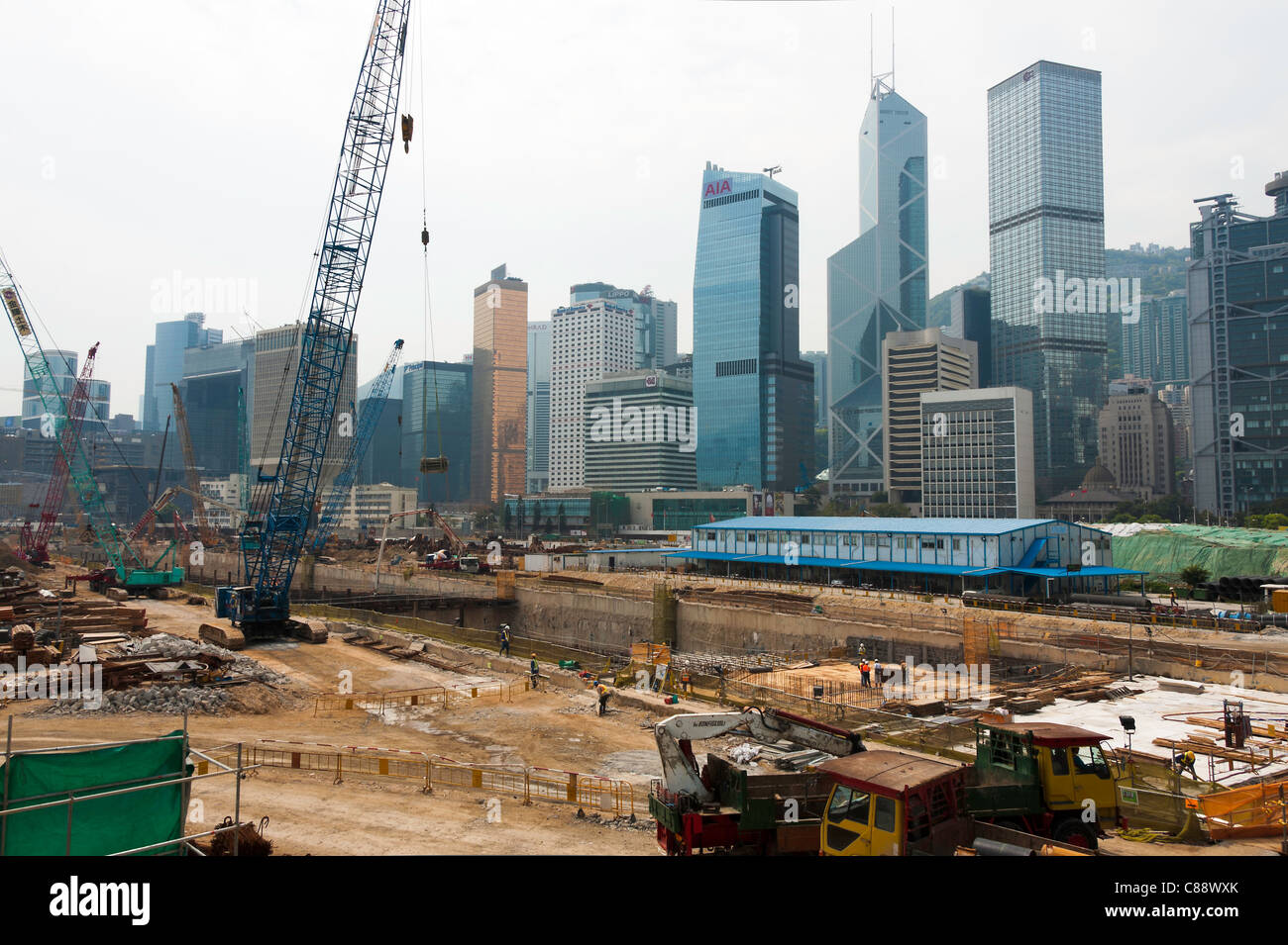 Bonifica di terreni per la costruzione di strade e di espansione su Hong Kong Isola nei pressi del porto di Victoria Hong Kong Cina Asia Foto Stock