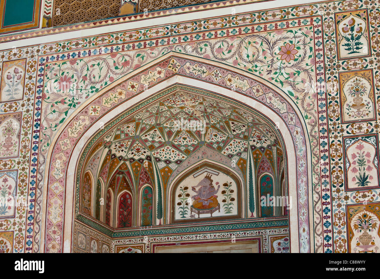 Design islamico di Ganesh Pol, Ganesh Gate, del XVI secolo il Forte Amber un Rajput fort di Jaipur, Rajasthan, India Foto Stock