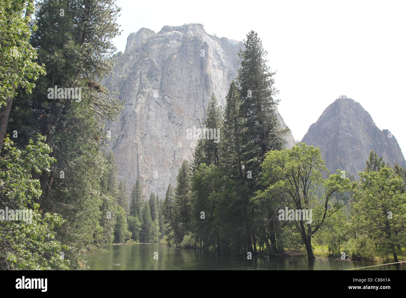 Merced River, Yosemite Valley, California, Stati Uniti d'America Foto Stock