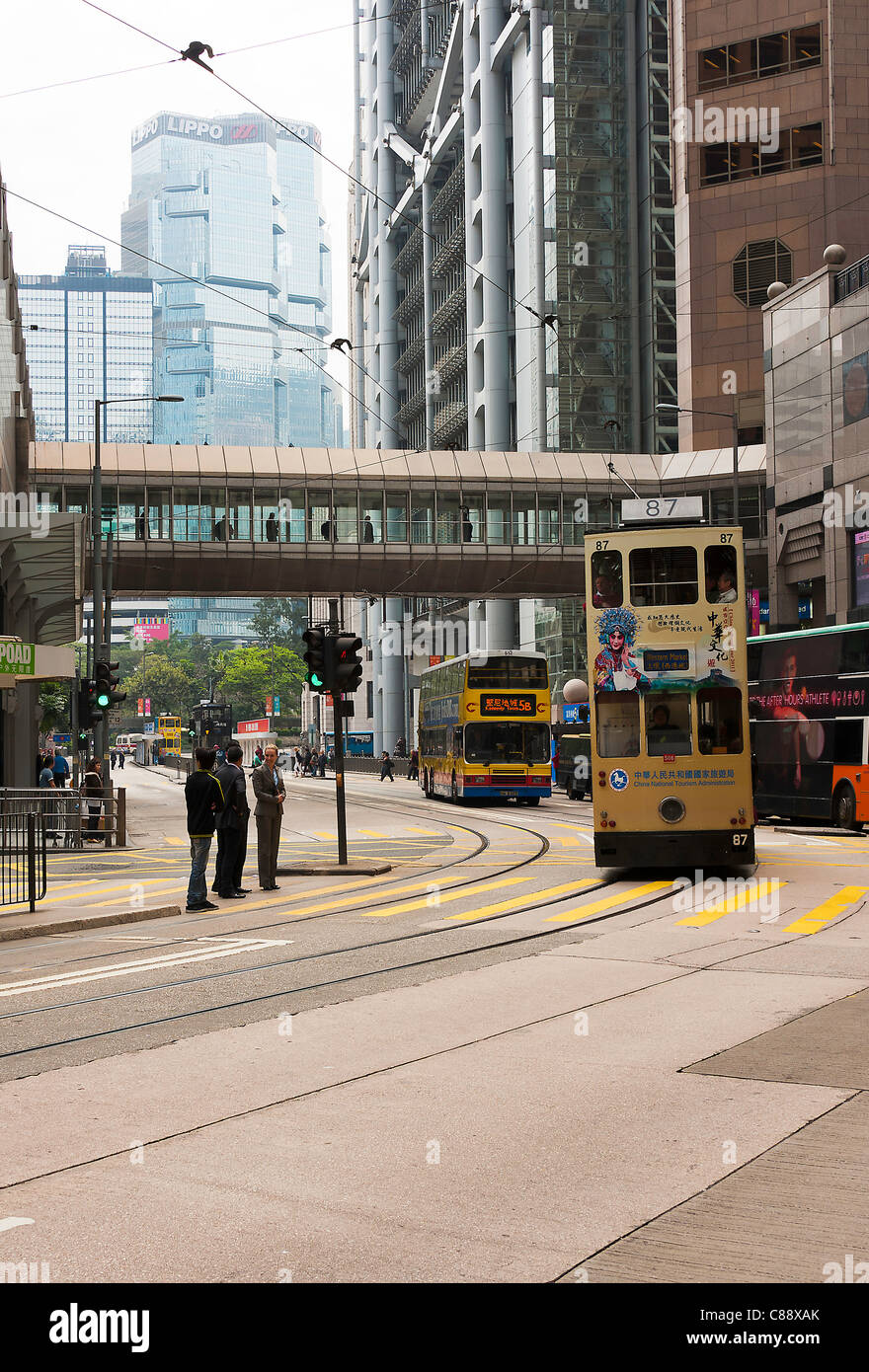 Colorati tram pubblico che corre lungo Des Voeux Road Central North Shore Isola di Hong Kong Cina Asia Foto Stock