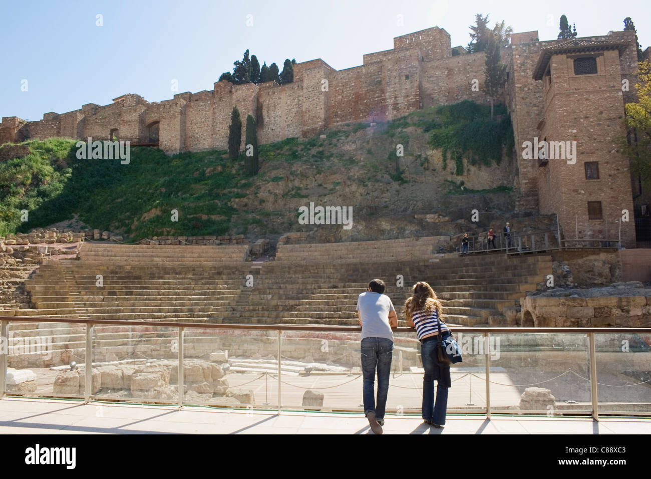 Coppia giovane guardando il teatro romano, Malaga, Costa del Sol, Andalusia. Foto Stock