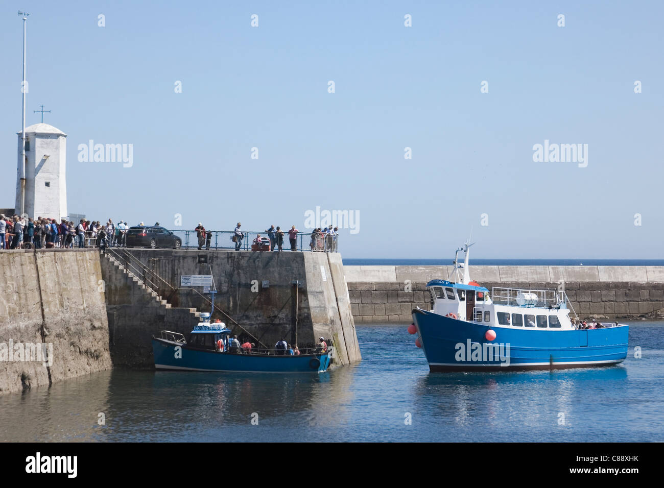 Seahouses, Northumberland Coast, Inghilterra. Escursione che arrivano le barche nel porto di prendere i turisti a farne le isole. Foto Stock