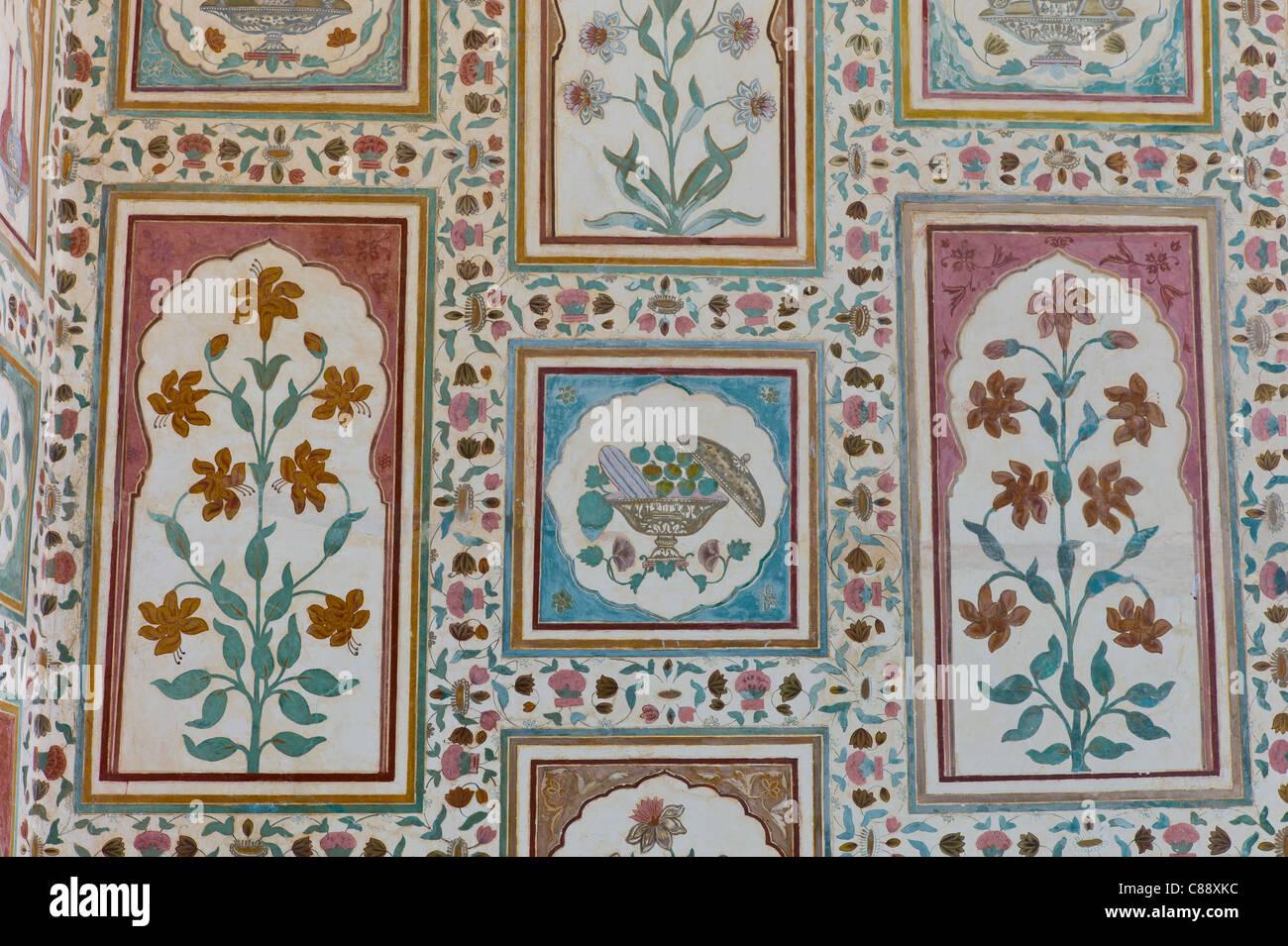 Design islamico di Ganesh Pol, Ganesh Gate, al Forte Amber un Rajput fort costruito del XVI secolo a Jaipur, Rajasthan, India Foto Stock