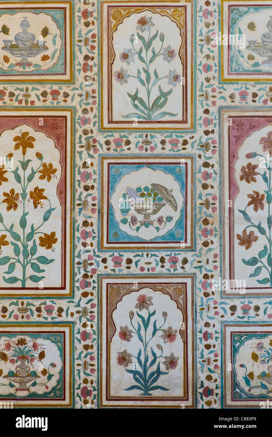 Design islamico di Ganesh Pol, Ganesh Gate, al Forte Amber un Rajput fort costruito del XVI secolo a Jaipur, Rajasthan, India Foto Stock