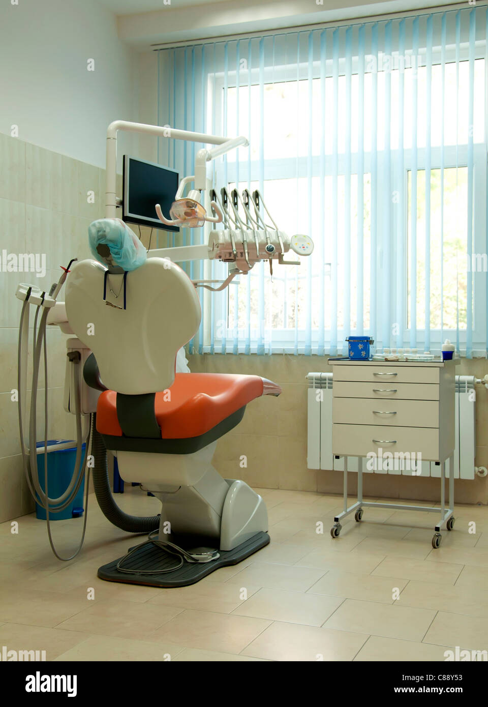 Un intervento di chirurgia dentale attrezzatura. Sedia e illuminazione Foto Stock