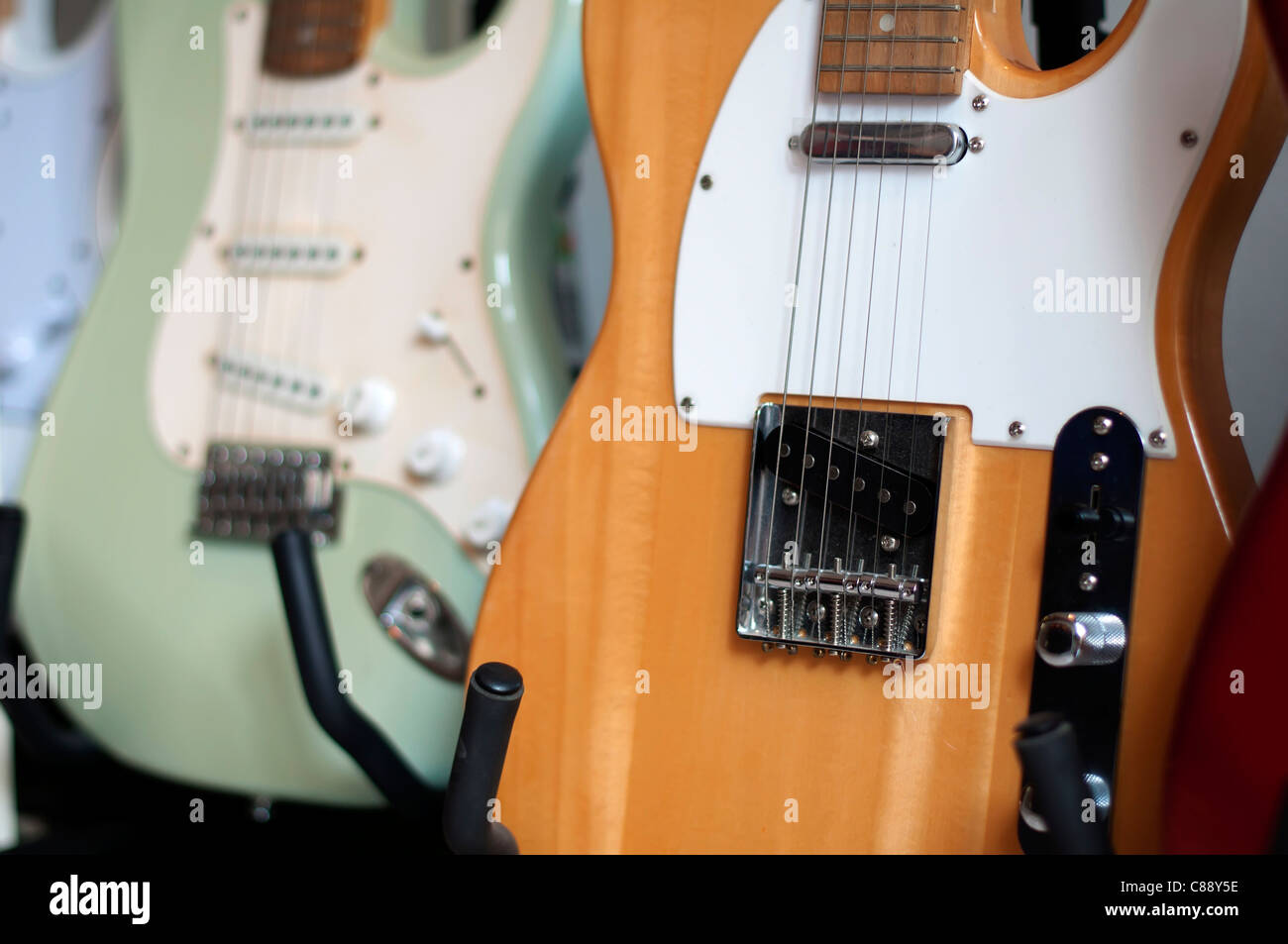 Ordinato chitarre acustiche in negozio. Close up Foto Stock