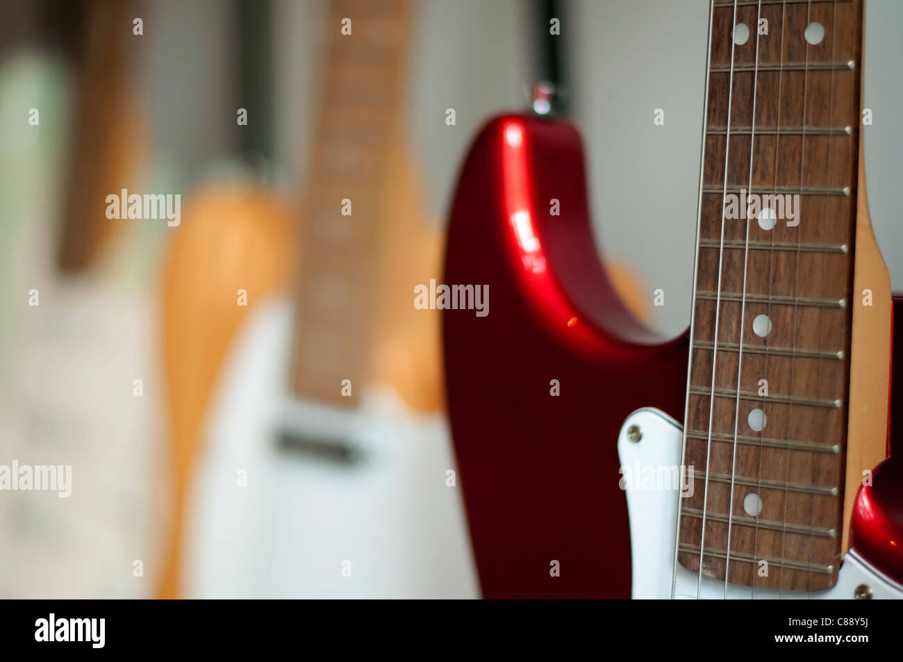 Ordinato chitarre acustiche in negozio. Close up Foto Stock