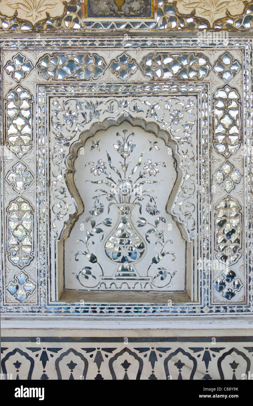Islamico design Persiano Sala degli Specchi, al Forte Amber un Rajput fort costruito del XVI secolo a Jaipur, Rajasthan, India settentrionale Foto Stock