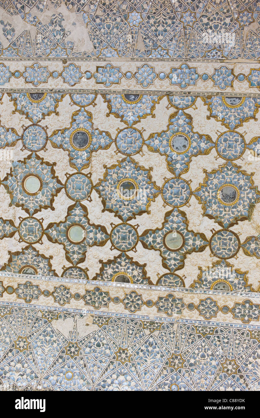 Islamico design Persiano Sala degli Specchi, al Forte Amber un Rajput fort costruito del XVI secolo a Jaipur, Rajasthan, India settentrionale Foto Stock