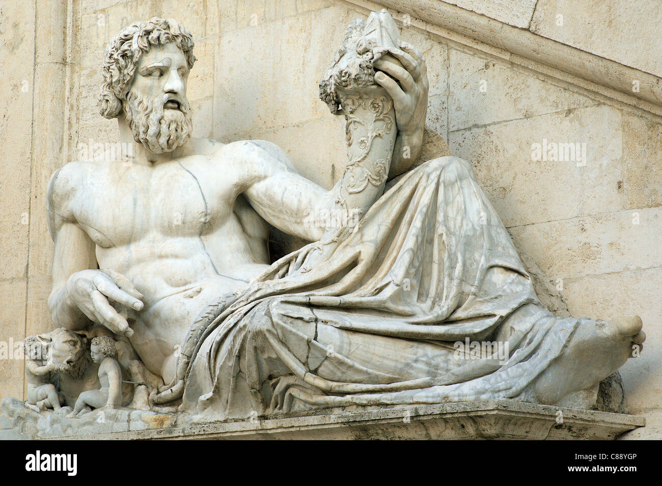 La scultura personificazione del fiume Tevere Campidoglio a Roma Italia Foto Stock