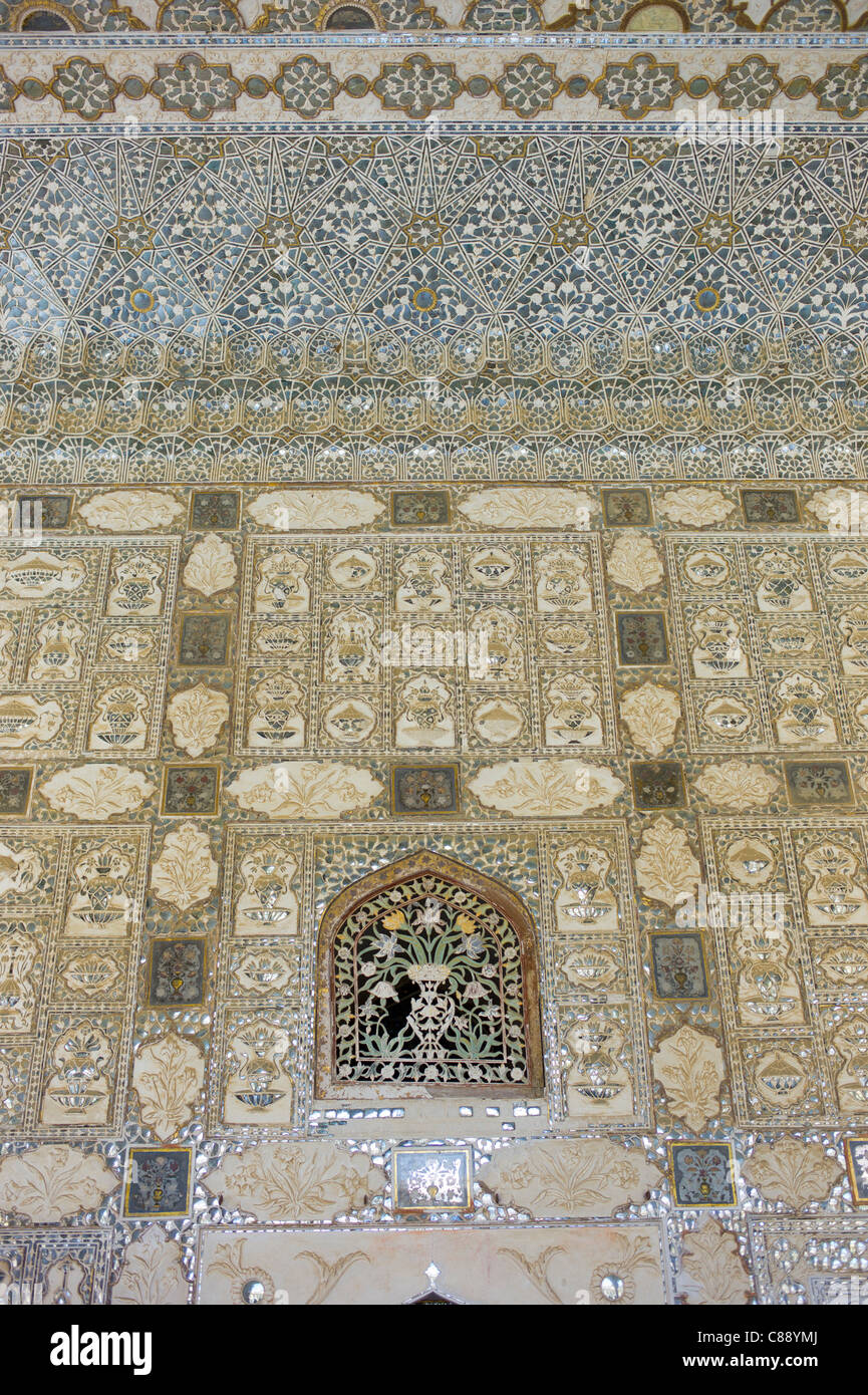 Islamico design Persiano Sala degli Specchi, al Forte Amber un Rajput fort costruito del XVI secolo a Jaipur, Rajasthan, India settentrionale Foto Stock