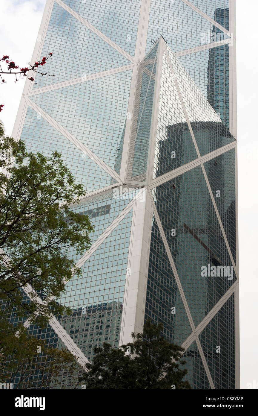 La Banca di Cina grattacielo edificio con una fioritura rossa Cotton Tree in primo piano Isola di Hong Kong Cina Asia Foto Stock
