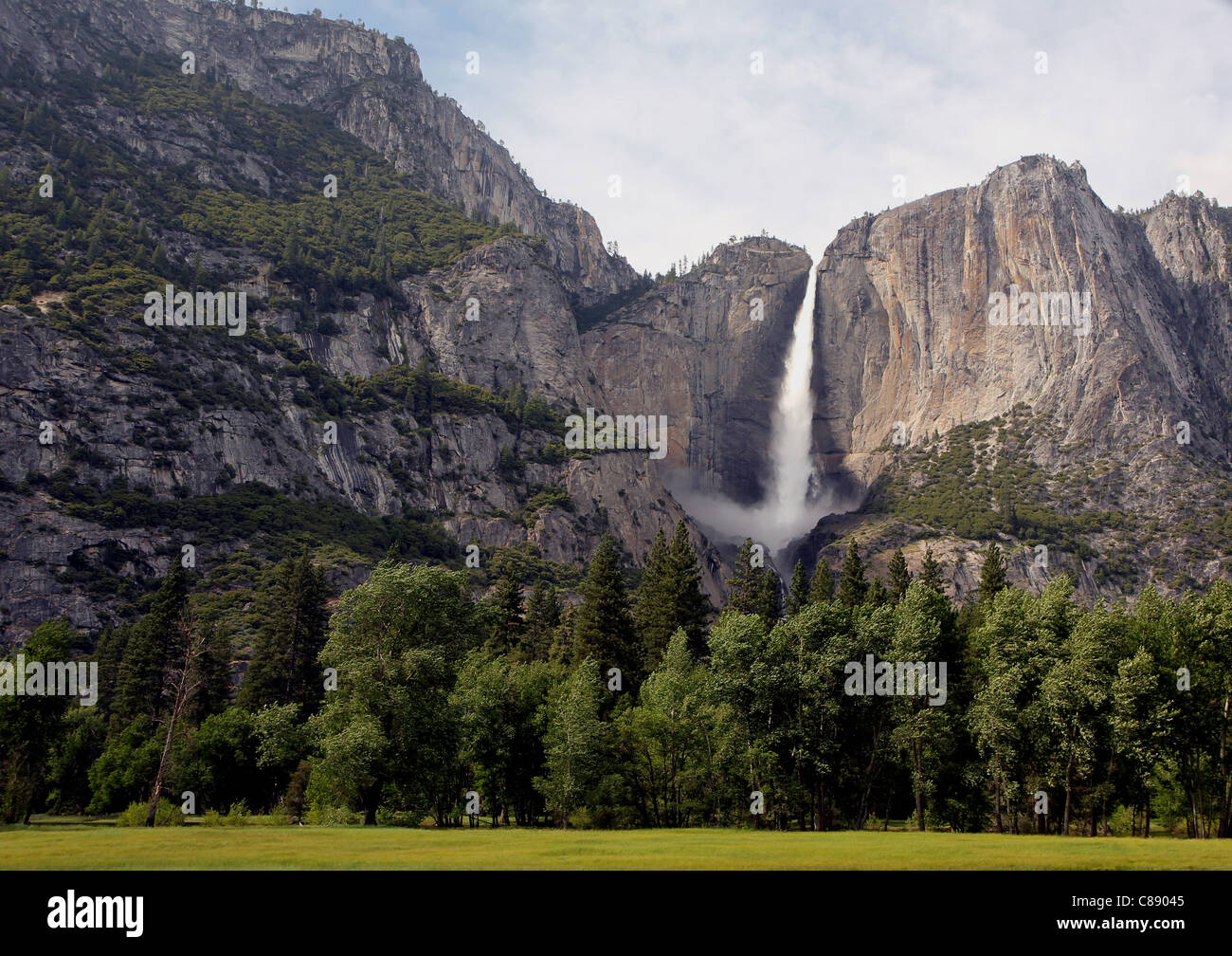 Il parco nazionale di Yosemite Falls, del Parco Nazionale Yosemite, Sierra Nevada, in California Foto Stock